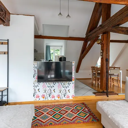 Dachwohnung Am Schlosspark Apartman